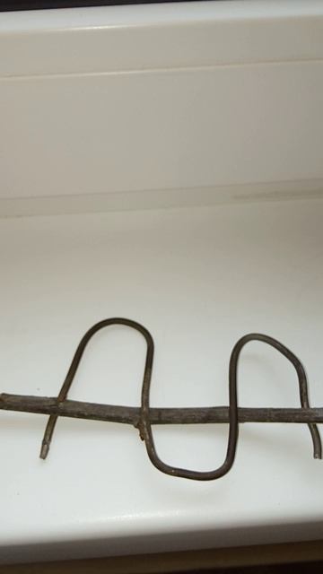 Самодельное приспособление из проволки для пригибания веток у яблони груши для плодоношения лайфхак