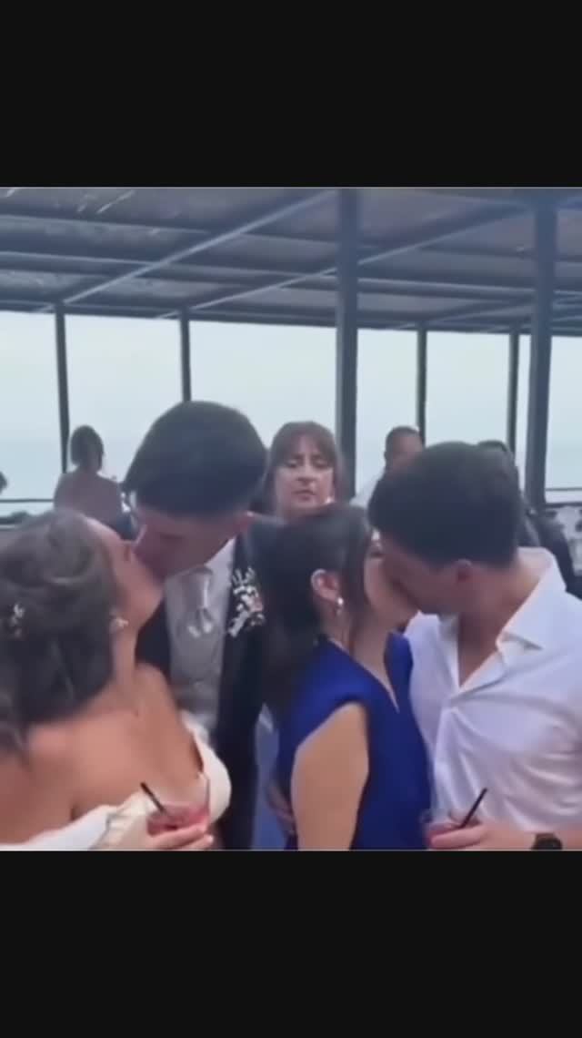 Думаете, они поцеловались специально, или они просто ошиблись ?😂