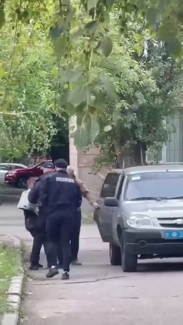 Очередного добровльца упаковали  полицаи и повезли его в ТЦК !!!