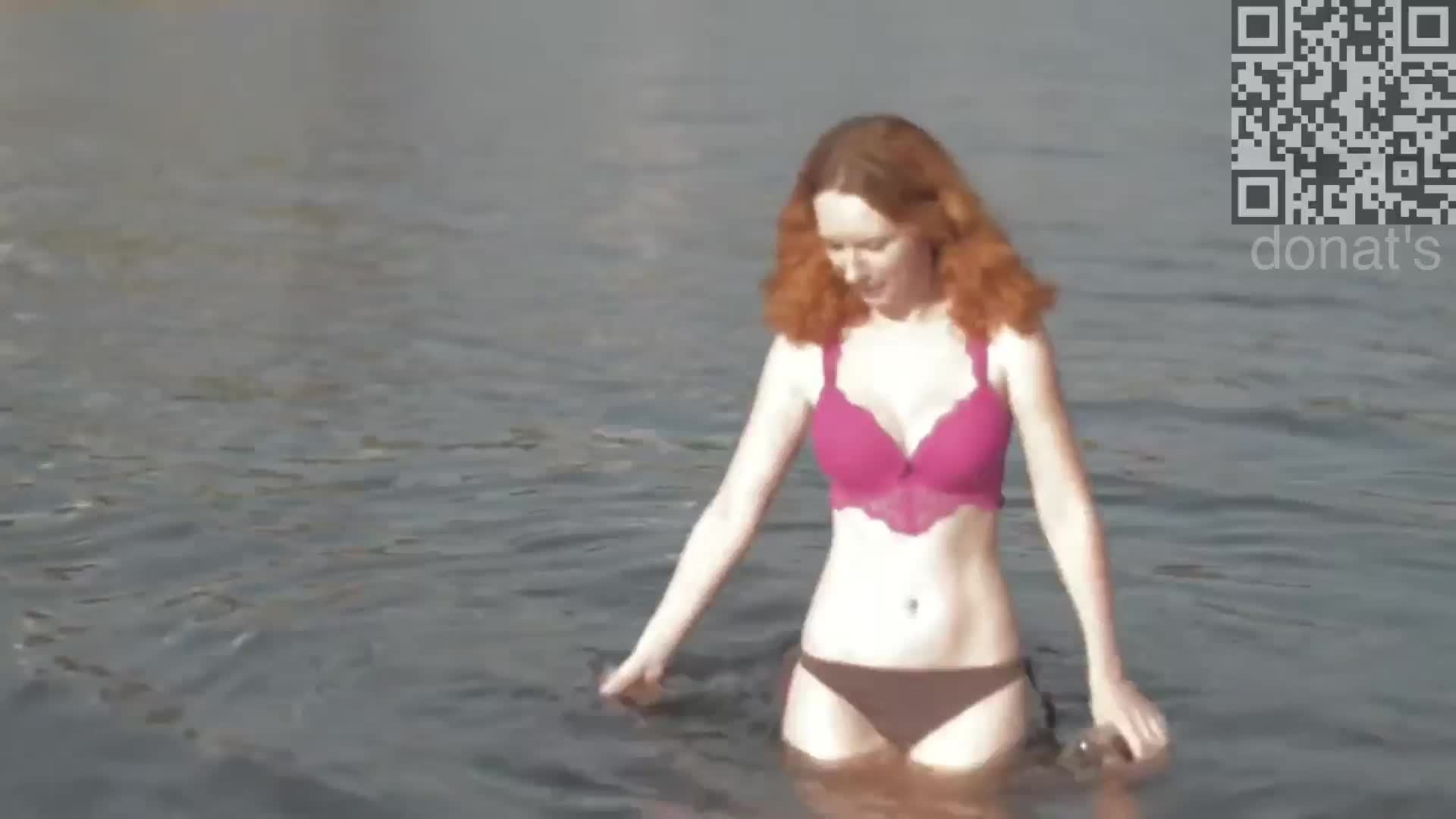 Красивая девушка в воде.