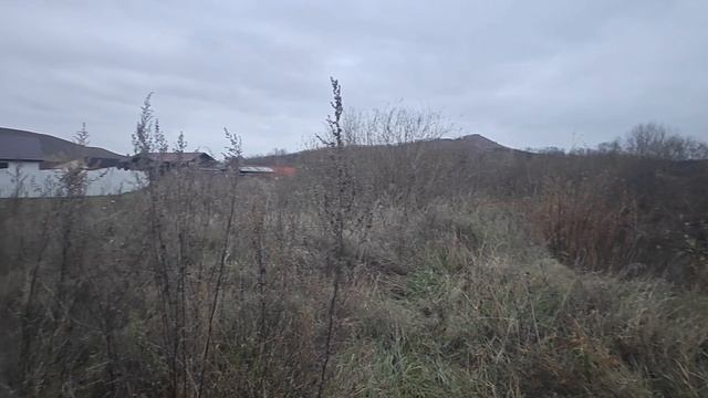 Участок на берегу с катером