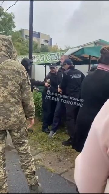 Полицаи вместе с ТЦК ещё одного добровольца пакуют !!!