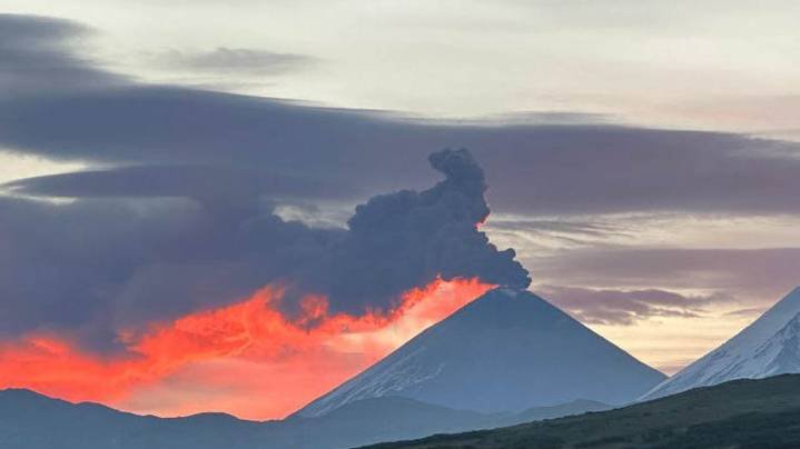 Вулкан Ключевской на Камчатке второй раз за сутки выбросил столб пепла