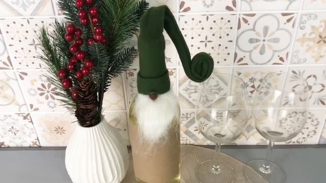 Новогоднее украшение для бутылки ПРАЗДНИЧНЫЙ ГНОМ зеленый текстиль 48 см O853-MIX-2