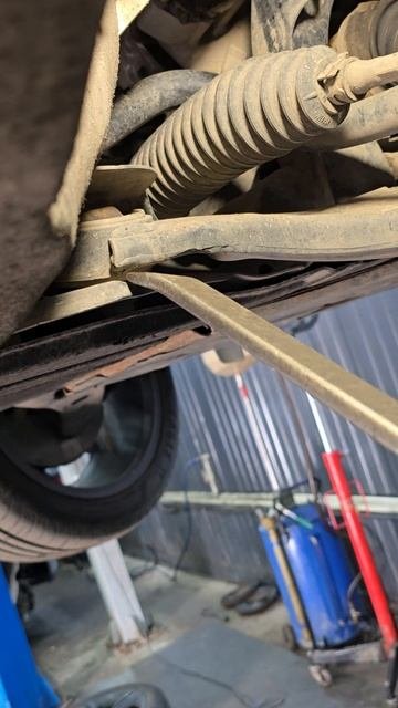 Geely Monjaro скрип спереди