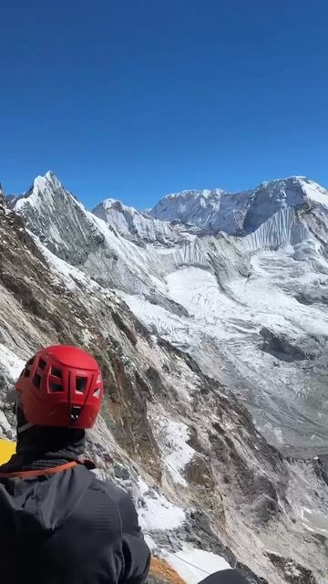 В Непале начинают чистить Эверест. Спущено 10 тонн мусора и отходов жизнедеятельности. #Эверест #го