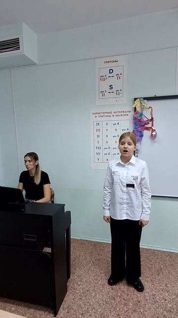 будто солнцу улыбаясь