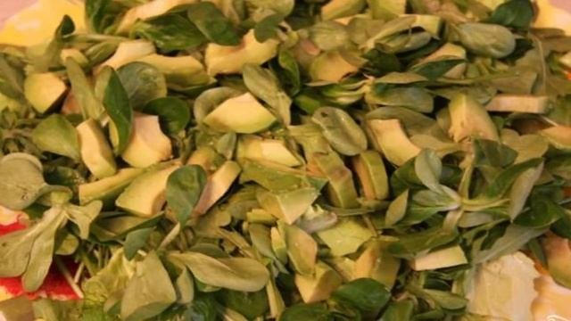 Салат с вялеными помидорами и авокадо