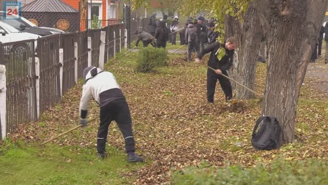 Чистота и мешки с листвой: студенты абаканского техникума коммунального хозяйства провели субботник