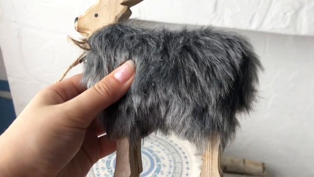 Декоративная новогодняя фигурка ПУШИСТЫЙ ОЛЕНЁНОК дерево искусственный мех серый 19 см 551229-1