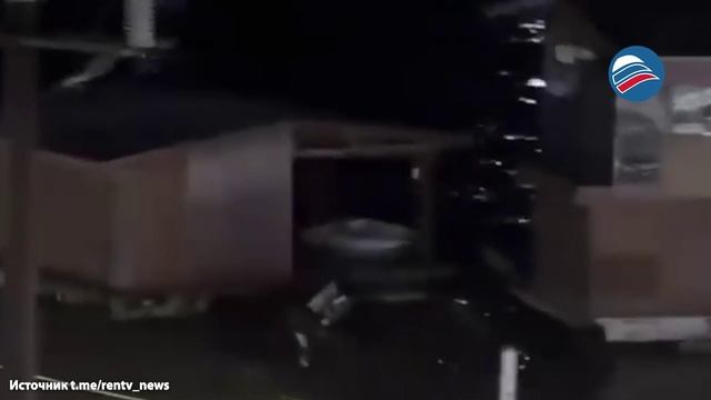 Наводнение в Мексике: одноэтажное здание плывет по затопленной улице