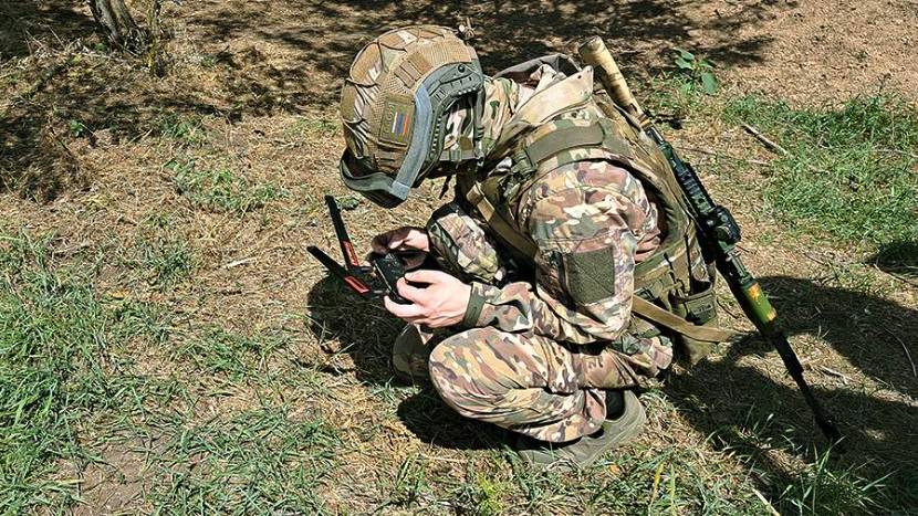 Расчеты FPV-дронов на оптоволокне уничтожили подразделение ВСУ в зоне СВО