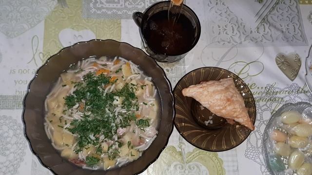 Экономное меню на 1 день. Слойки с яблоками, салат оливье.е