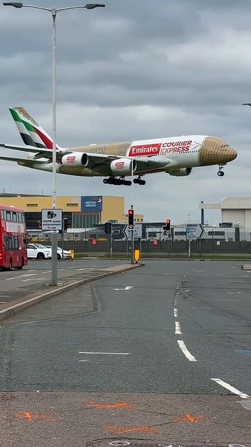 Emirates Courier Express Airbus A380 🛫🛫✈️🇦🇪