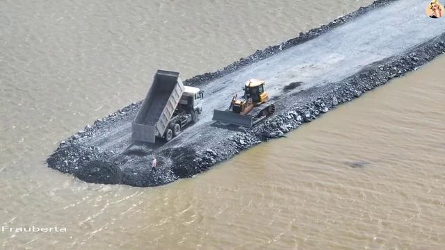 Строительство, дорога на озере, высотные съемки