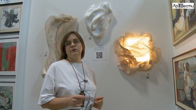 Художник Юлия Конькова на интерьерной выставке "Русский дом"