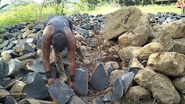 Строительство, самый сильный шахтёр разбивает камни
