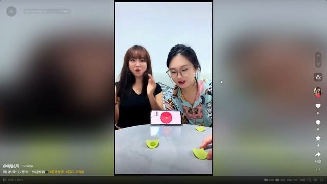 Красивые девушки играют чипсами и обе кушали
