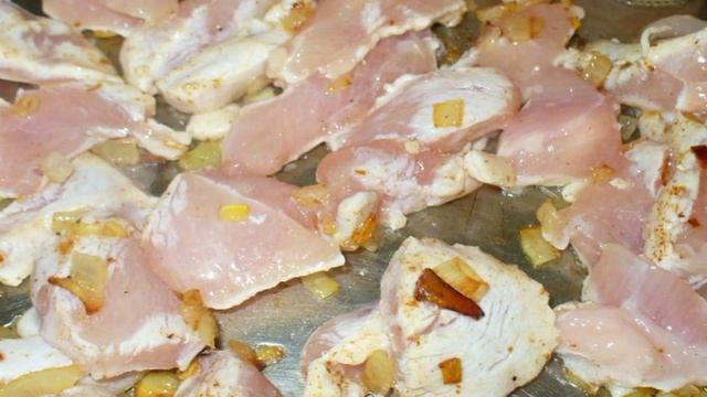 Курица в соусе на сковороде
