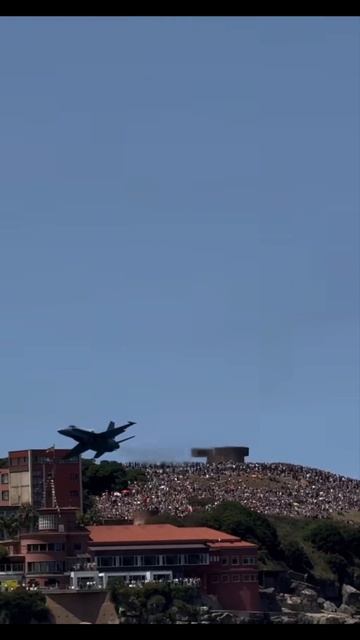 Испанский истребитель F-18 во время авиашоу в Хихоне был вынужден выполнить уклоняющий манёвр