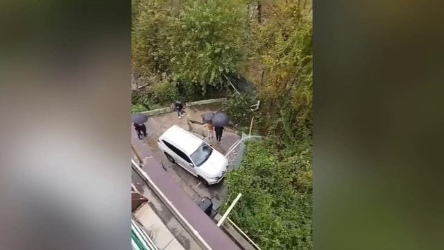 В Сочи во время оползня обвалилась часть придомовой парковки