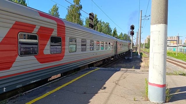 ТЭП70-0184 с пассажирским поездом №350 Санкт-Петербург - Костомукша, отправляется от ст. Девяткино.
