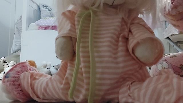 Мия садится на шпагат