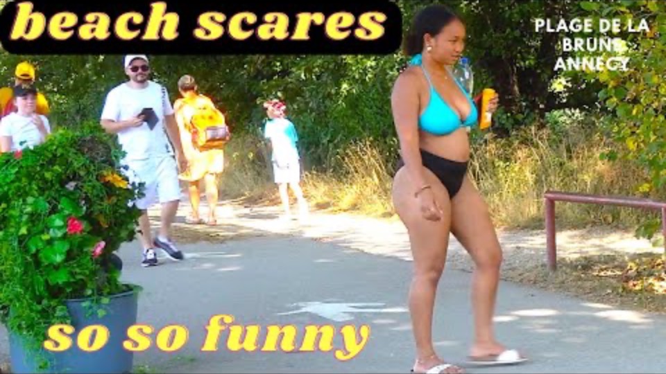 bushman SCARING PEOPLE ON THE BEACHPlage de la Brune FUNNY