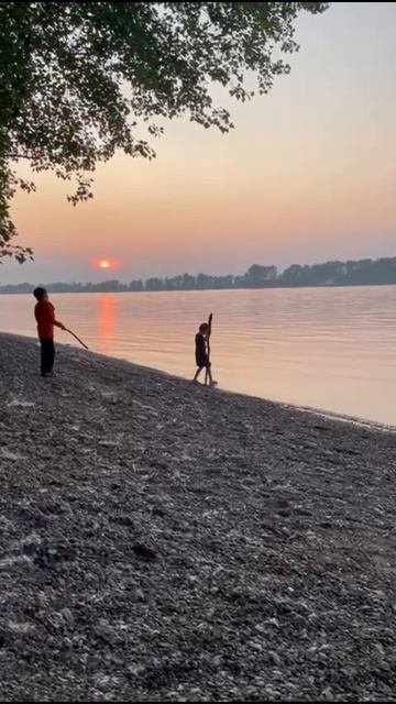 Дурачимся на берегу р. Кама с детьми.
