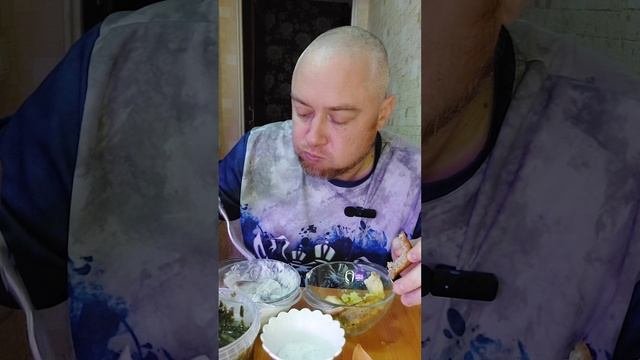 Жареный москварецкий судак с пюрехой и луком. Ну и грибы в сметанном соусе. Мукбанг еда.