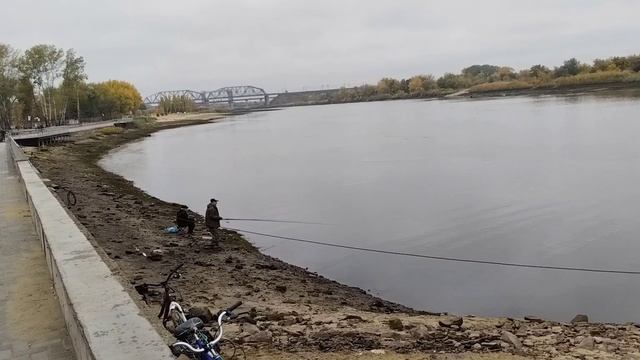 Рыбацкие места после сброса воды в реке