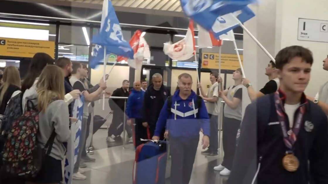 Выигравшую первенство мира по самбо сборную России встретили в Москве