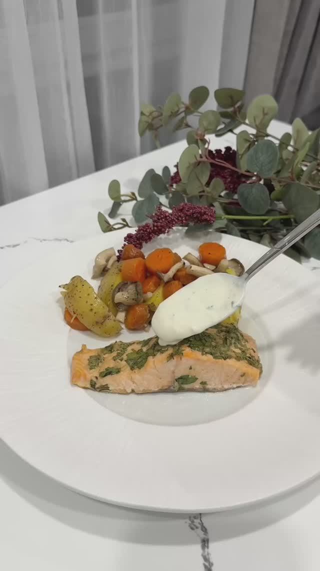 ФОРЕЛЬ ПОД СЛИВОЧНО-ЧЕСНОЧНЫМ СОУСОМ