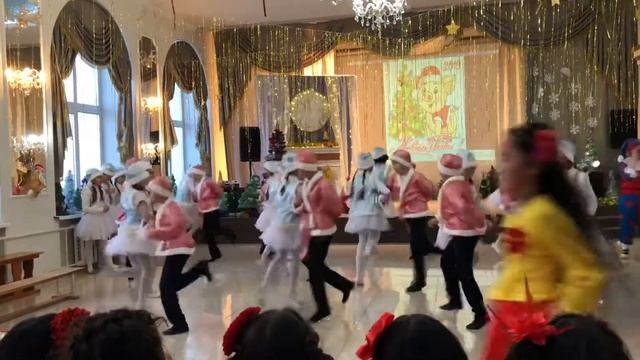 Танец дед морозов и снегурочек