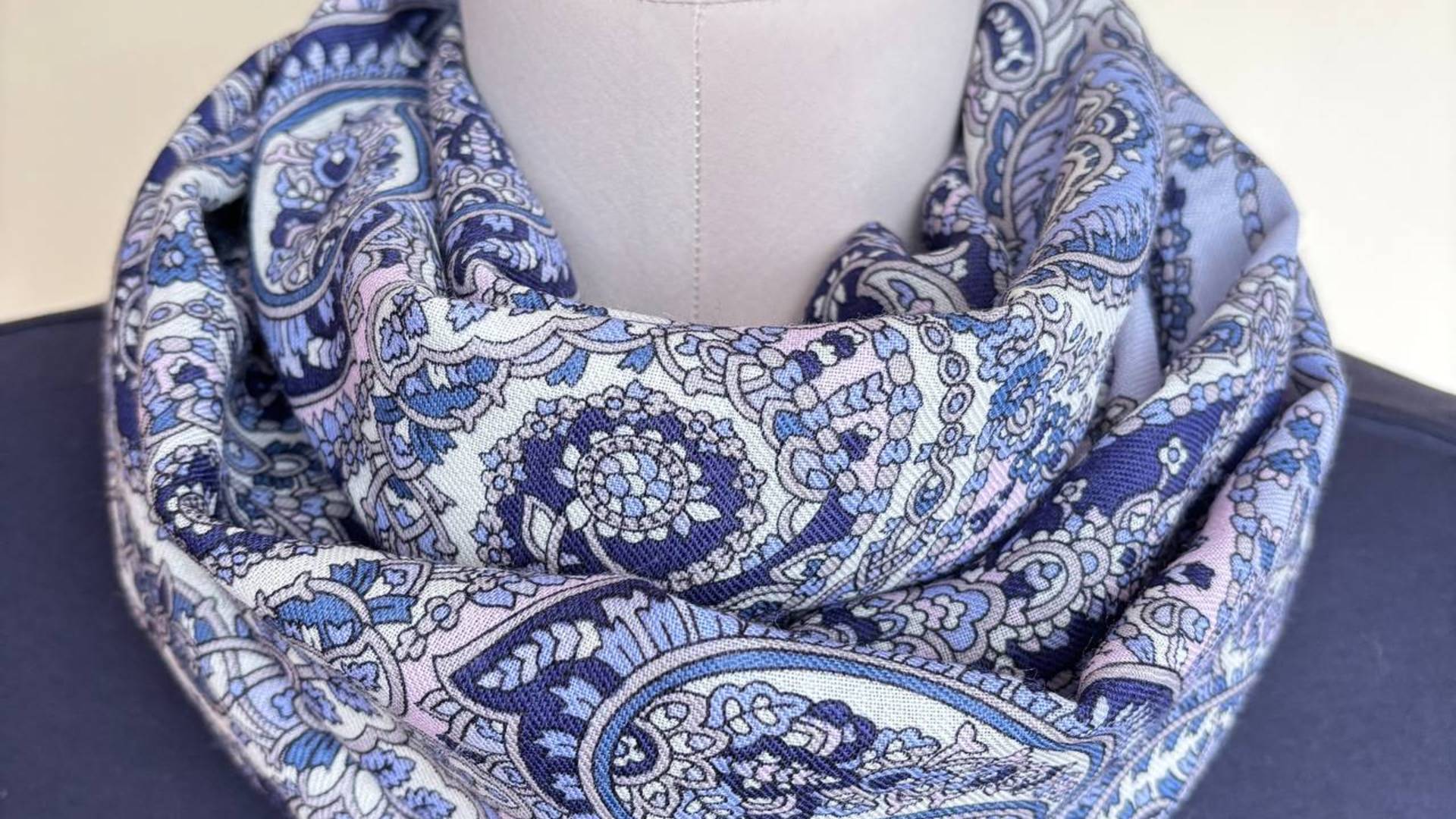 Снуд из павловопосадского шарфа "Праздничные дни".