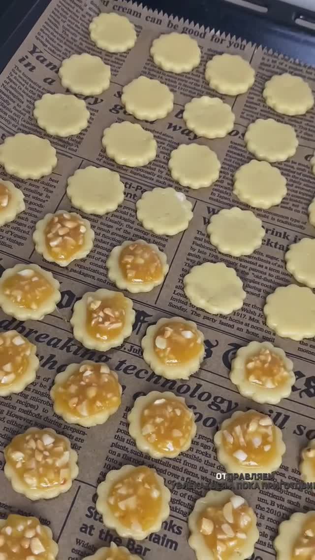 Песочное печенье с творожным кремом и карамелью с арахисом!