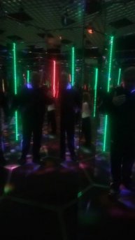 Найдите выход из зеркальной комнаты!