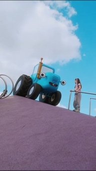 Синий Трактор и Профессор на детской площадке