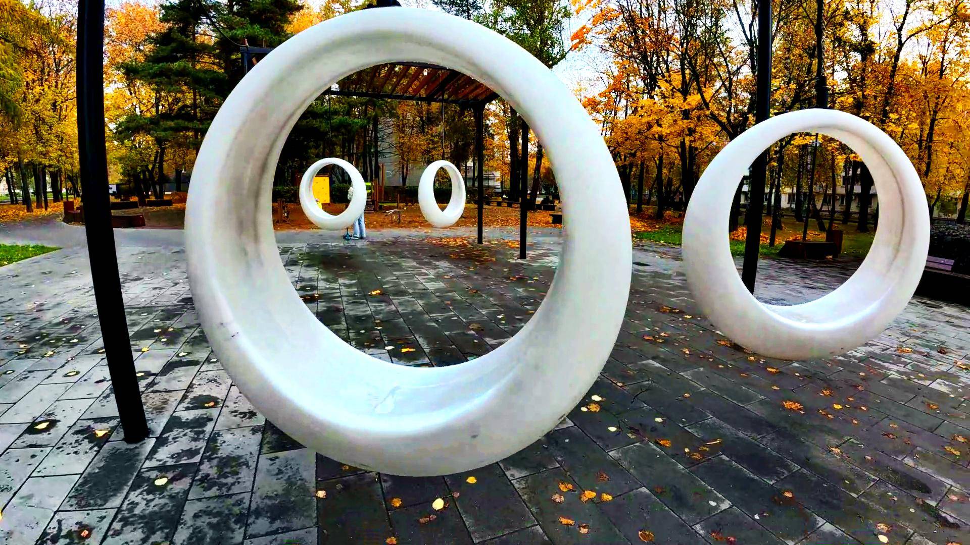 Лунные качели в сквере.