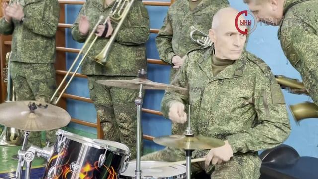 Музыканты военного оркестра 6 бригады управления выступили для учащихся средней школы №1 поселка Бел