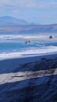 Спасателей на машине чуть не унесло волной в открытое море на Курильских островах.