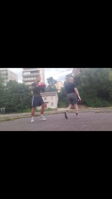 Робота з лапами: прямий лівий в голову, крок назад, удар у відповідь правий прямий