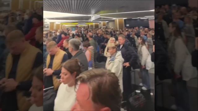 В Шереметьево коллапс — пассажиры два часа стоят в зоне таможни без объяснений.