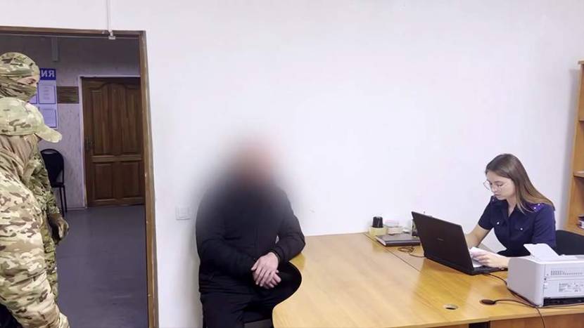 Полицейского и сотрудника банка задержали за хищение выплат вдове участника СВО