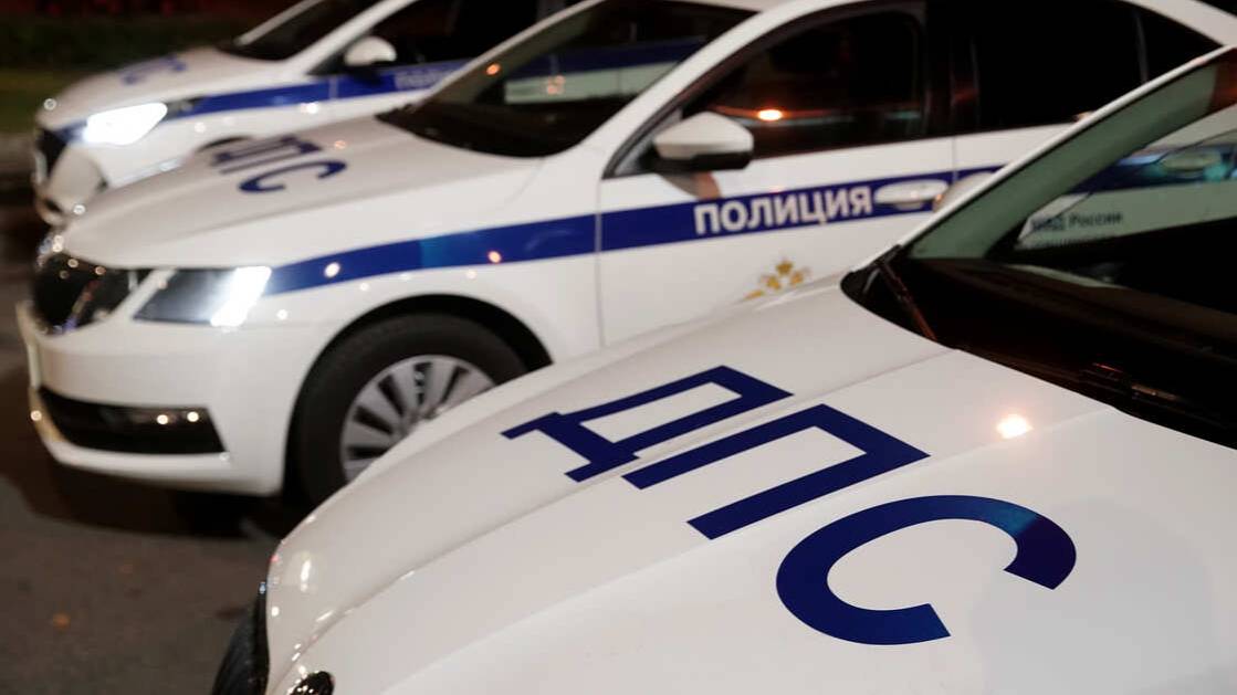 Водитель каршеринга протаранил грузовик с туалетными кабинками