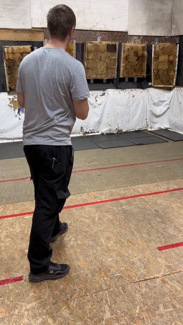 Почему не важно с какой дистанции метать ножи снизу