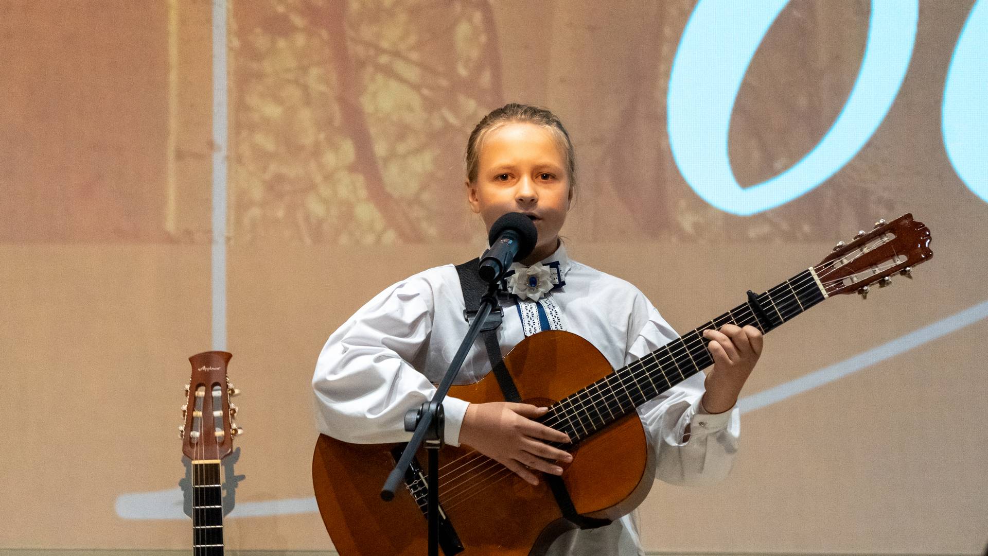 "Вставай, Страна!", поёт Виктория Ножко
