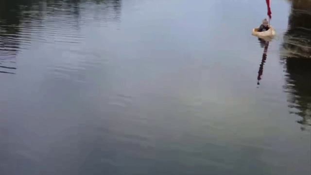 Заплыв на тыкве весом 221 кг устроила жительница Псковской области. Девушка сама вырастила себе