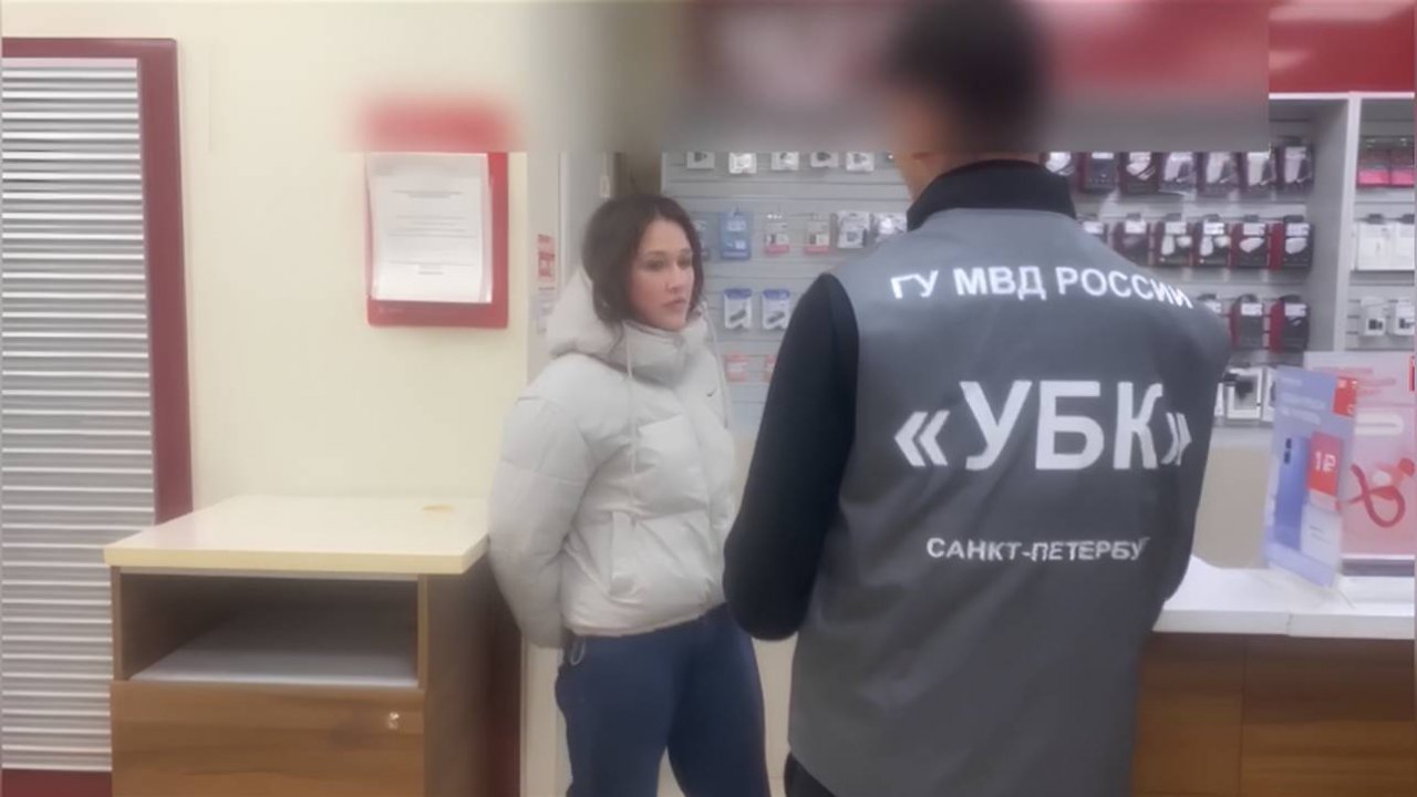 Работница салона связи в Ленобласти передавала СБУ данные абонентов