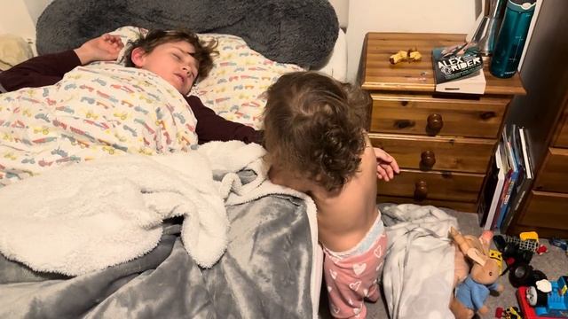 Маленькая девочка будит старшего брата - 2025 год